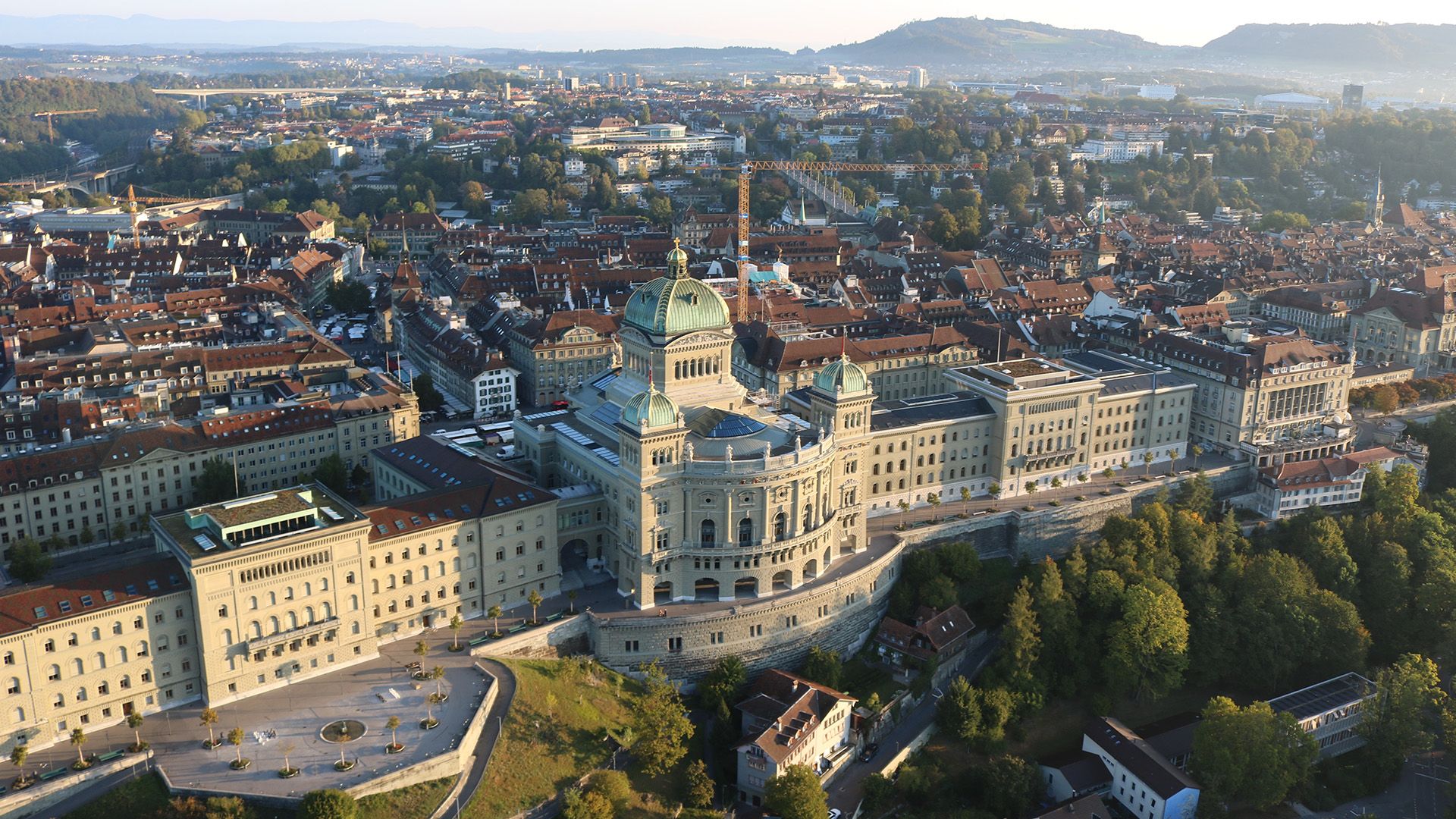 Luftaufnahme des Parlamentsgebäudes in Bern