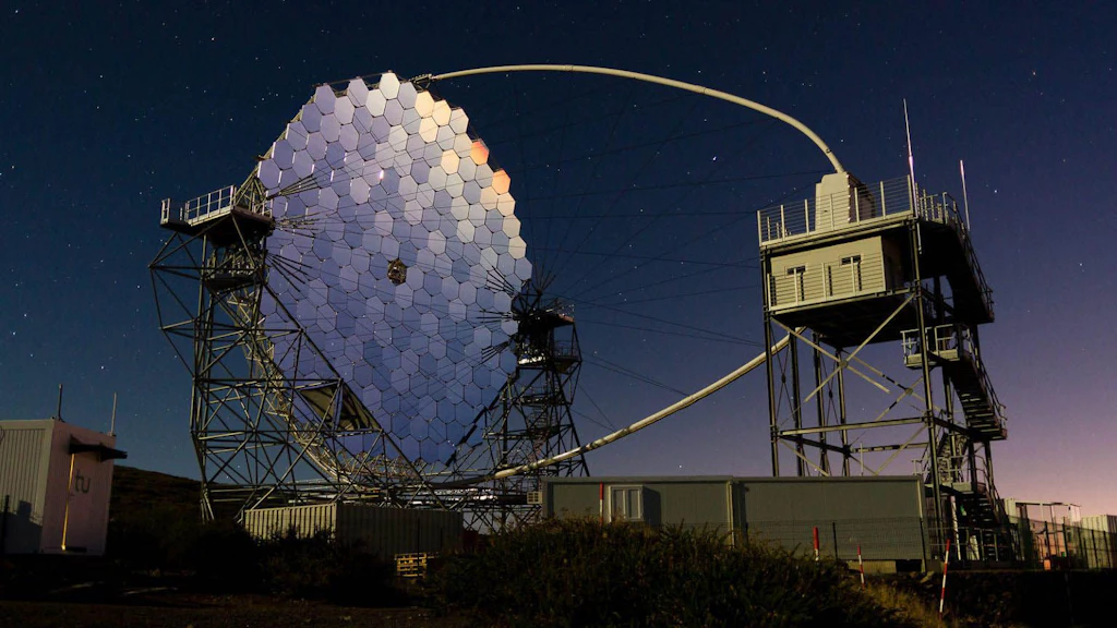 Das Bild zeigt ein grosses Spiegelteleskop des Cherenkov Telescope Array Observatory (CTAO) bei Dunkelheit.