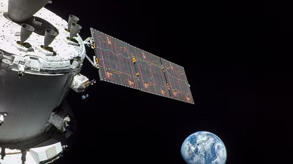 Modul eines Raumfahrzeugs mit ausgebreitetem Solarpanel im Weltraum, mit der Erde im Hintergrund.